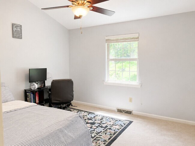 Building Photo - 250 The Pines Dr