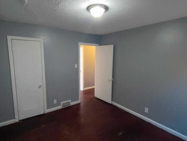 Building Photo - 3 bedroom 1 bath bungalow now available! -...