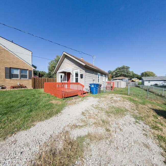 Building Photo - 1001 Maish Ave