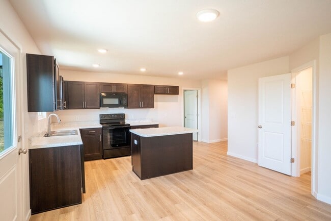 Building Photo - Beautiful newer 3 bed home with 3 car garage