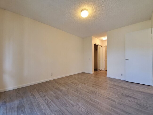 Building Photo - Now available, Fresh & Bright 2bd, 1.5ba 2nd Floor Corner-Unit located in the beautiful Palm Villas