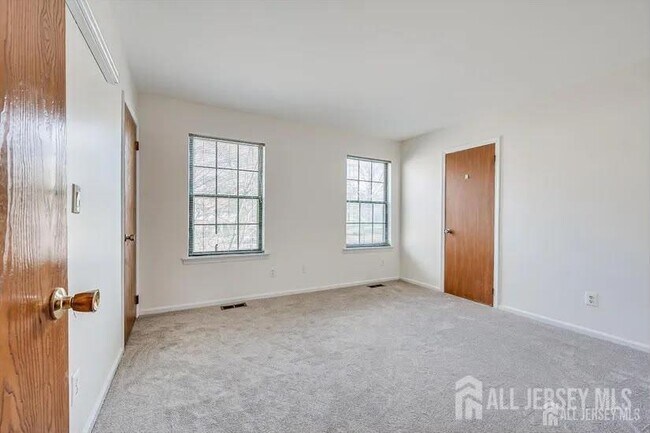 Building Photo - 404 Maplecrest Rd