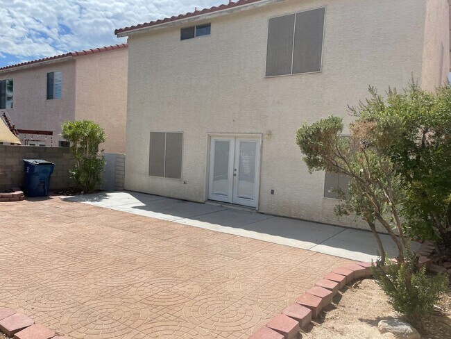 Building Photo - Great 1 home, 3brs, 2bth, 2cg