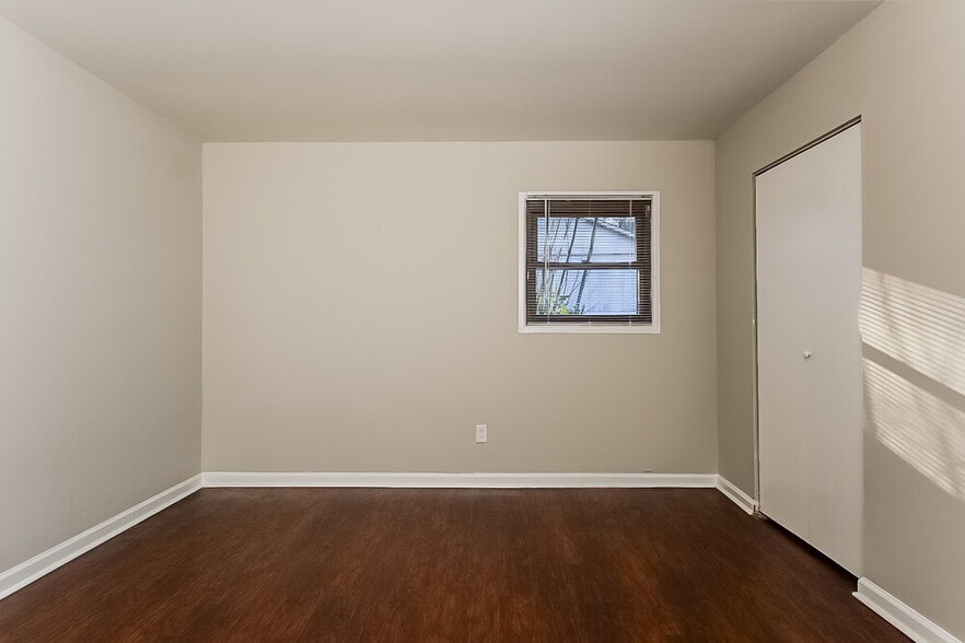 Building Photo - 263 Roxbury Dr