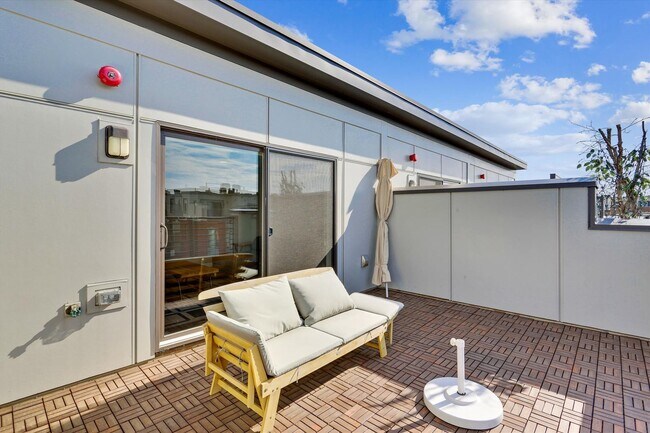 Building Photo - GREAT LOCATION!! Stunning 3BD/3.5BA luxury 4-level townhouse!