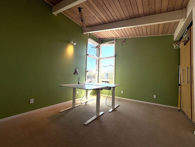 Building Photo - Beautifully Updated 5-Bedroom Home coming ...