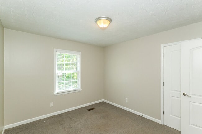 Building Photo - Fantastic 4bd/2ba home! Let yourself in!