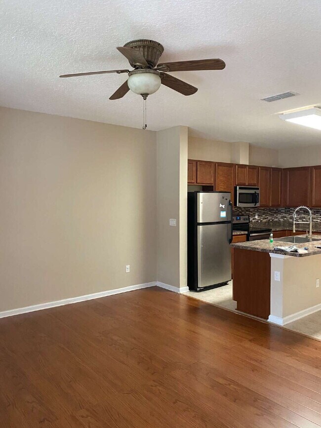 Building Photo - Beautiful 3-Bedroom Townhome in Desirable Oakleaf Plantation – Available Now!