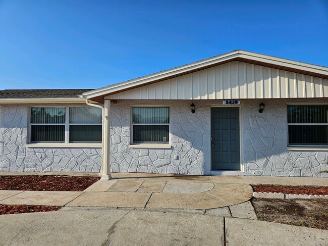 Building Photo - 3410 Eisenhower Dr