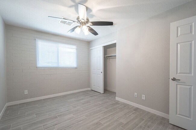 Building Photo - 4002 N 59th Dr
