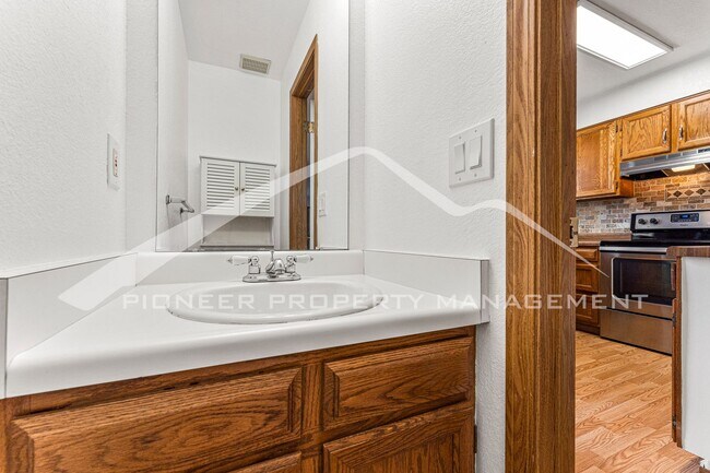 Building Photo - Spacious Townhouse with Central AC and Was...