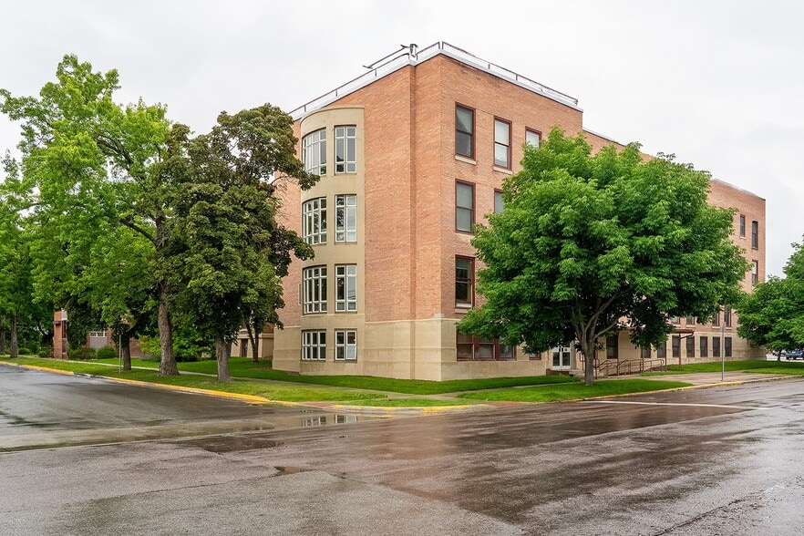 Building Photo - 723 5th Ave E