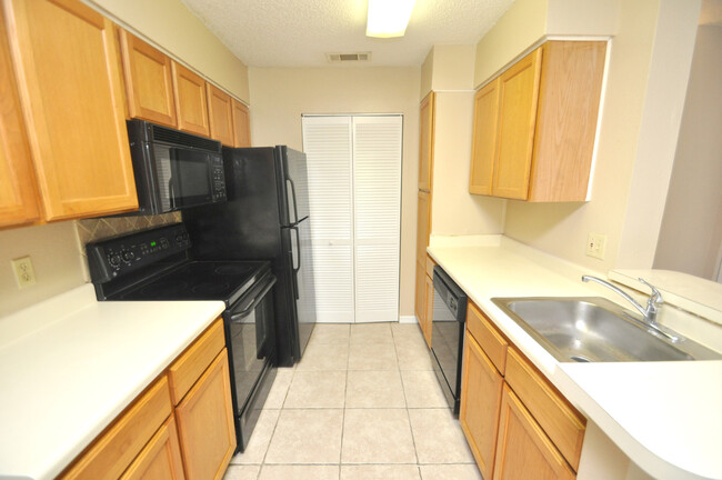 Building Photo - 2/2 Condo in Beautiful Metro West Community!