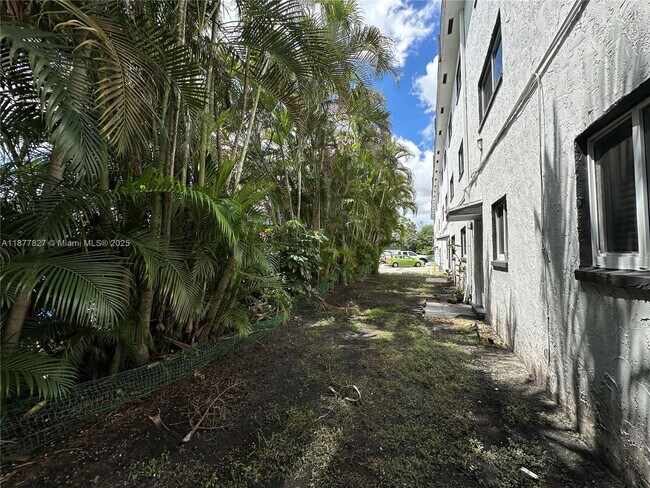 Building Photo - 1400 NE 56th St