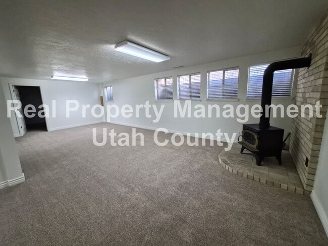 Building Photo - Beautiful Orem Home New Paint and Flooring