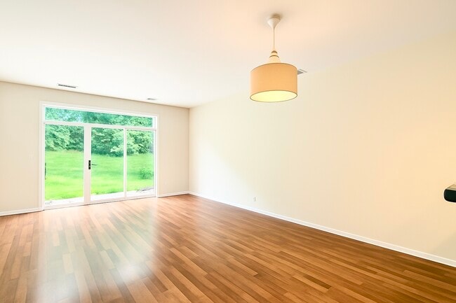 Building Photo - 2476 Oneida Ln