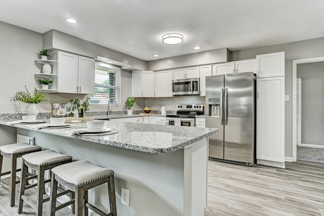 Building Photo - 2212 N Parkwood Dr