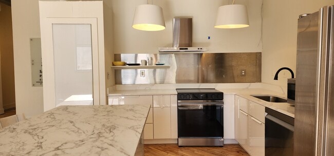 Kitchen - 87 Peachtree St SW