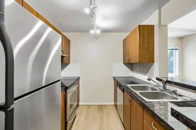 Building Photo - 2 Bed 2 Bath Condo @ Desirable Community w/ Pool, Hot Tub & Exercise Room!
