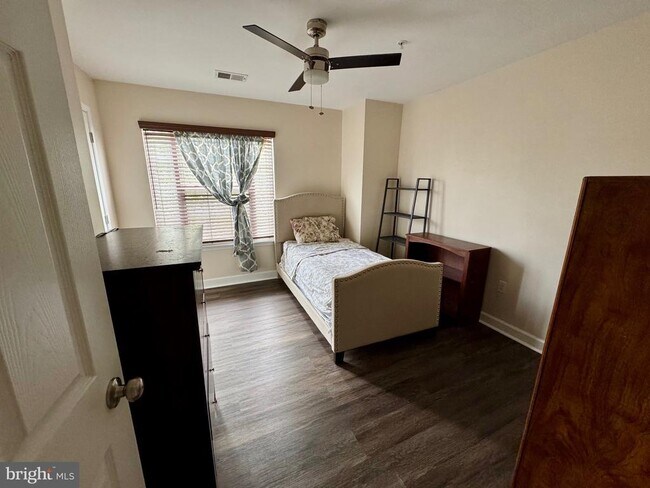 Building Photo - 220 Fountain Ln