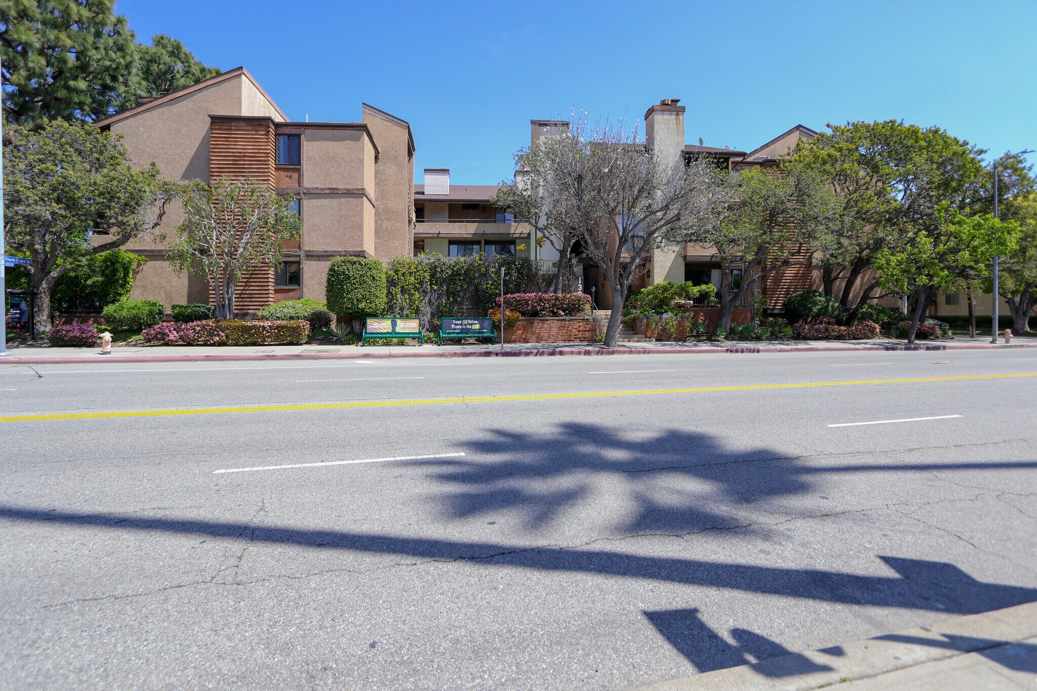 Building Photo - 1328 S Bundy Dr