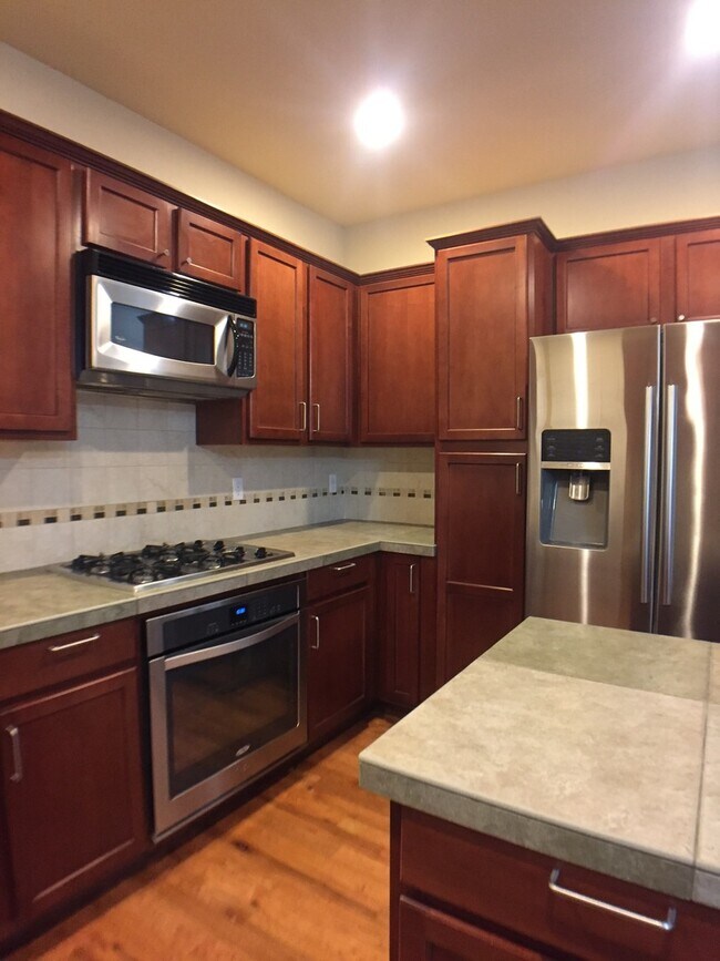 Building Photo - Stunning 3BD  Lake Shore Home with Office and Loft Area!  Gorgeous Finishes!