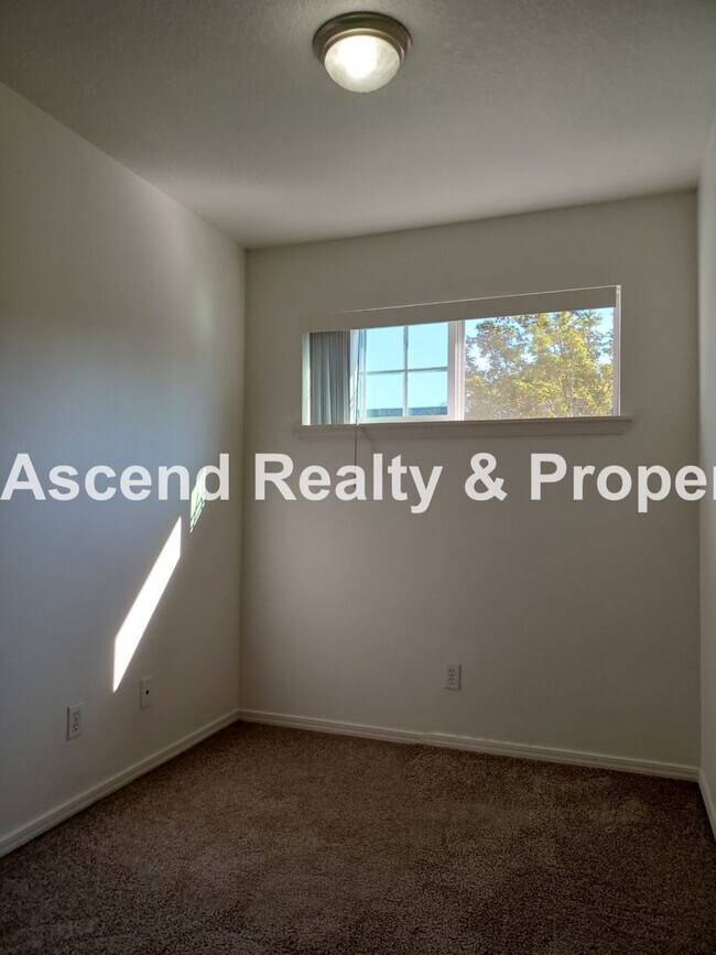 Building Photo - 3 Bed Townhome 1 Car Garage Backs to Green...