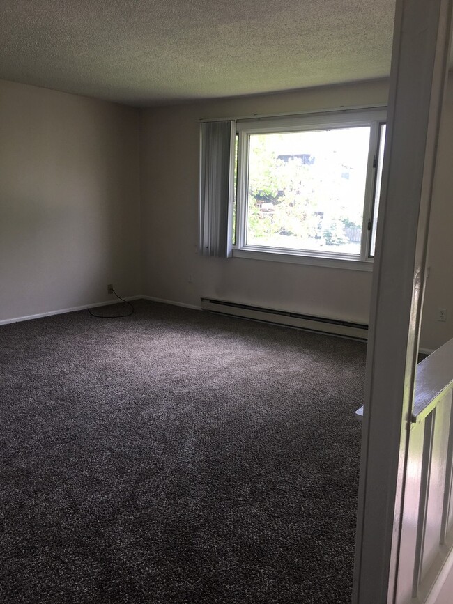 Building Photo - 3 Bedroom, 2 Bathroom Duplex- 5 minute wal...