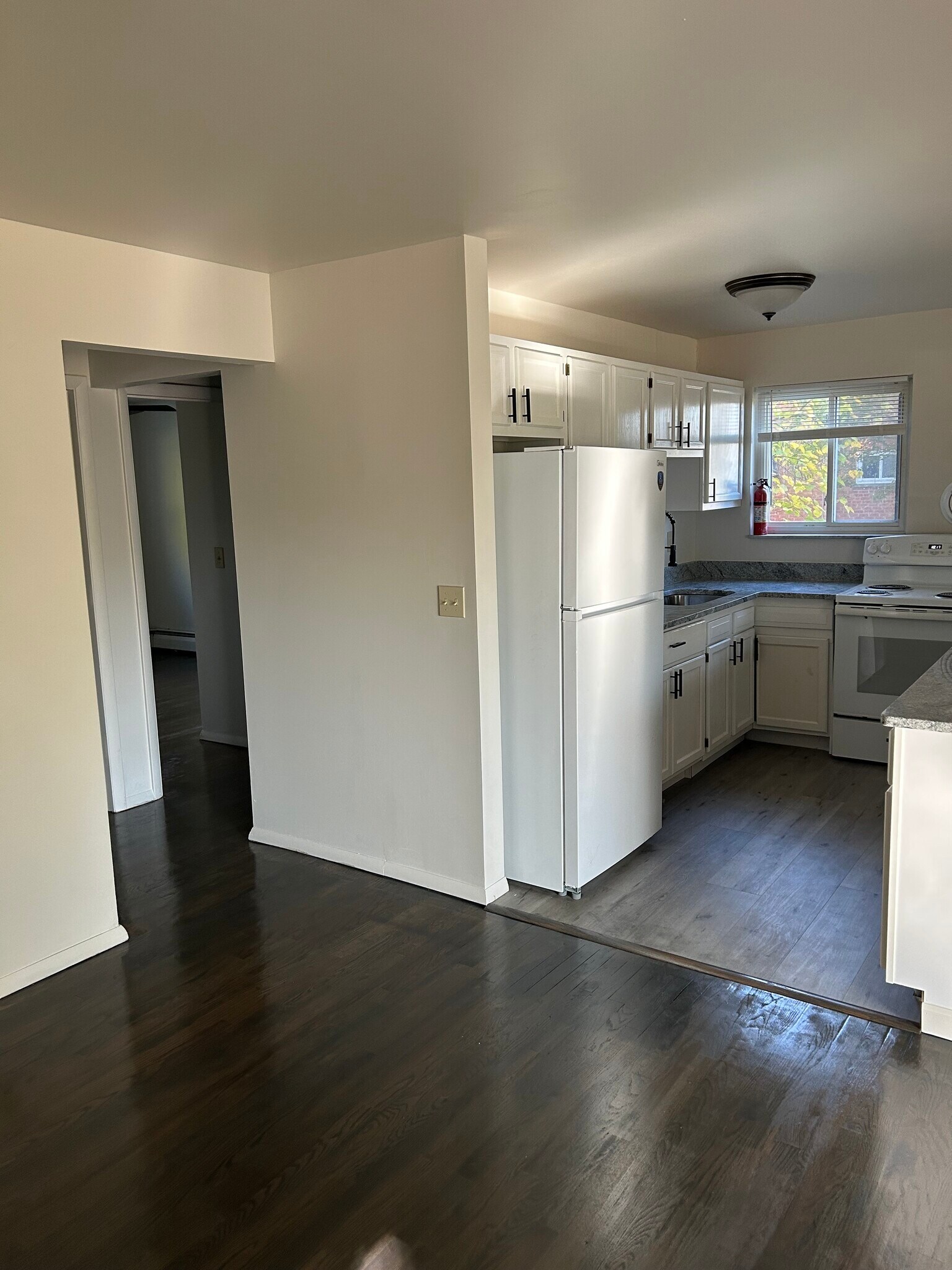 Building Photo - 8441 Cottonwood Dr