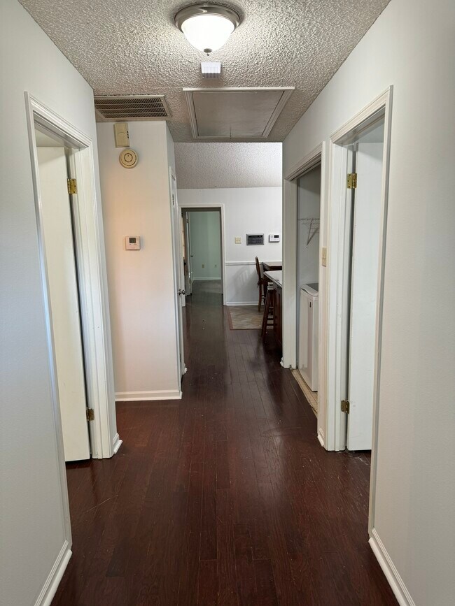Building Photo - 350 Meadow Crossing Dr