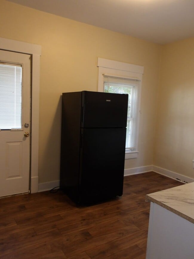 Building Photo - 629 W Ormsby Ave