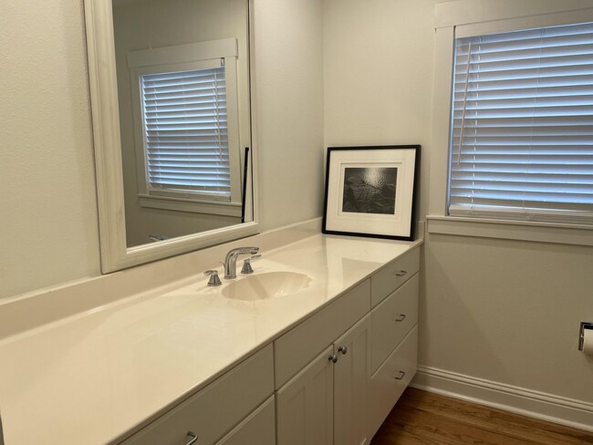 Building Photo - Hyde Park gem with Casita!!!