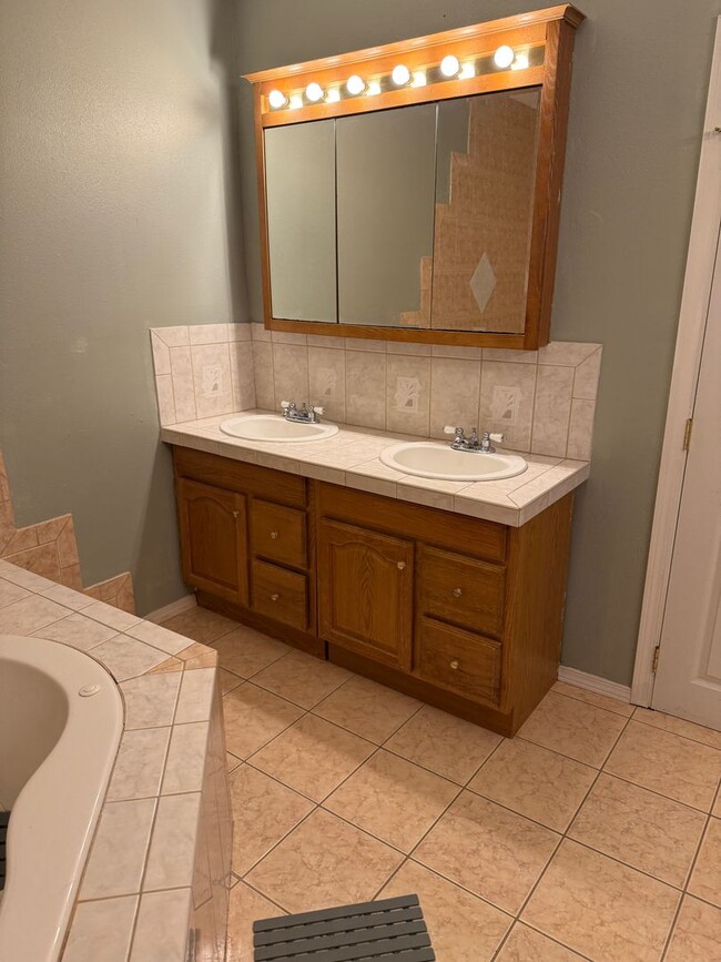 Building Photo - Unique, spacious 5-bdrm/3-bath Craftsman w...