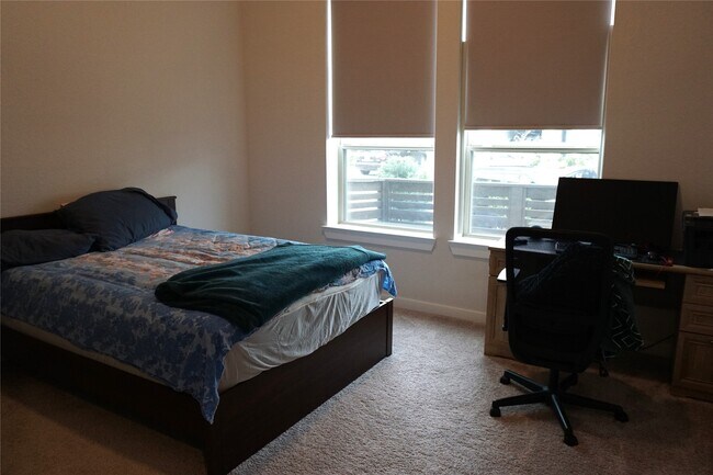 Building Photo - 16626 Lake Austin St