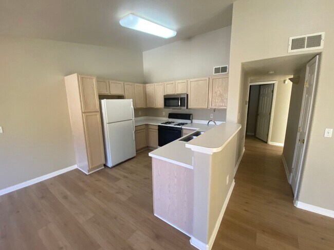 Building Photo - Nice 2 bedroom Condo right on the border o...