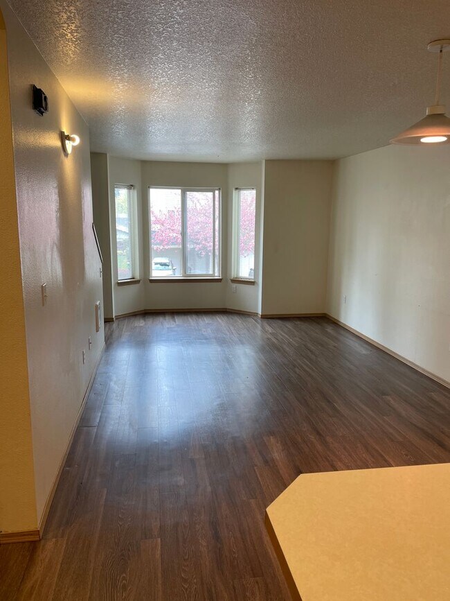 Building Photo - WMH150th03