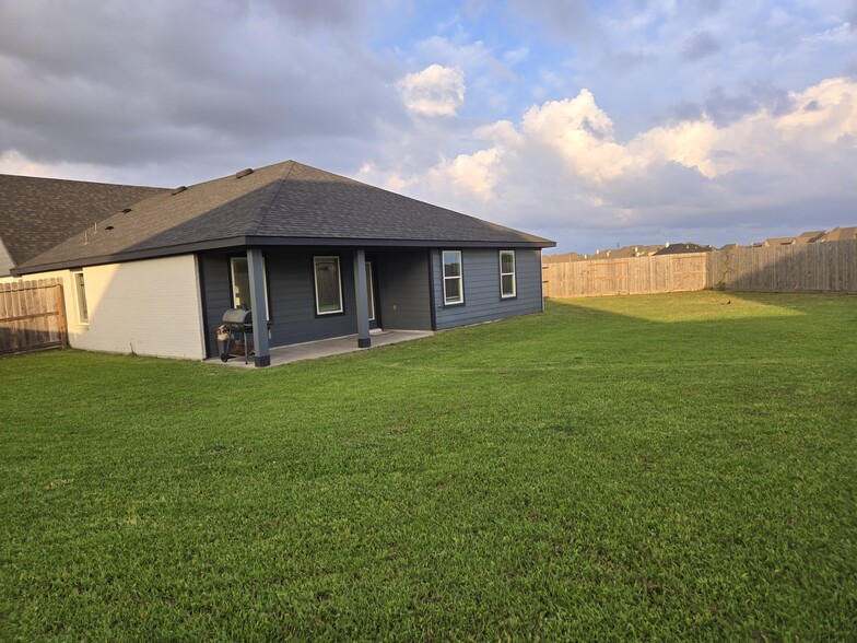 Building Photo - 3555 Crestfield Ln