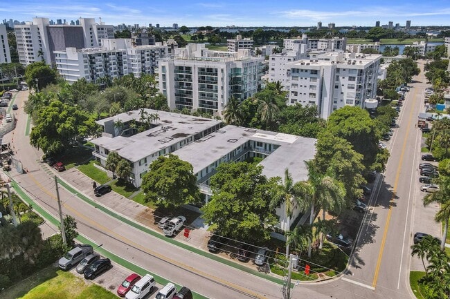 Building Photo - 9270 E Bay Harbor Dr