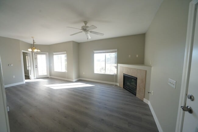 Building Photo - SHOWINGS AVAILABLE NOW