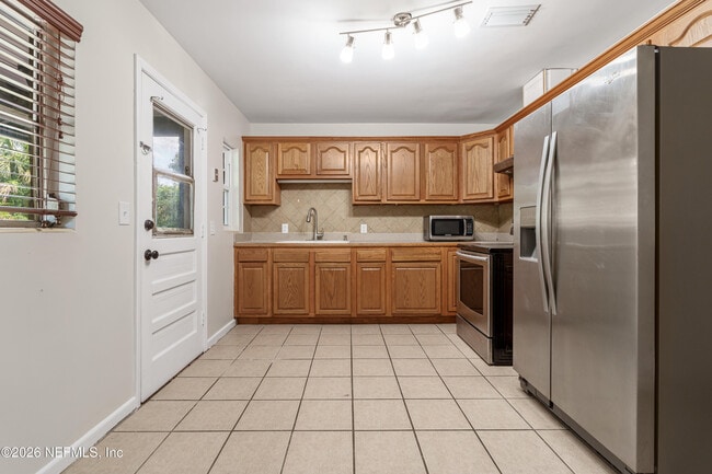 Building Photo - 1329 Hollyhock Cir