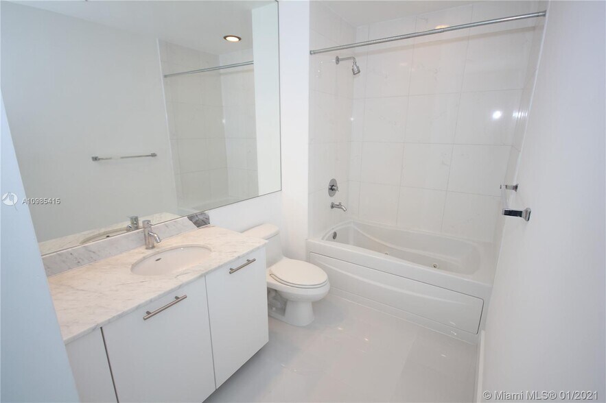 Building Photo - 950 Brickell Bay Dr