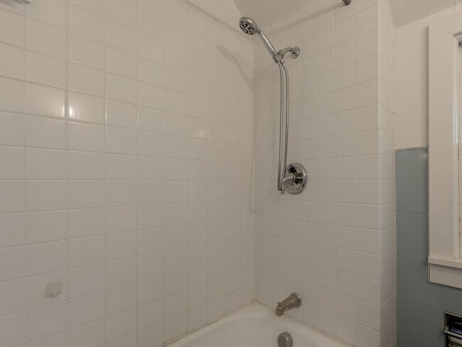 Building Photo - 405-409 2nd St
