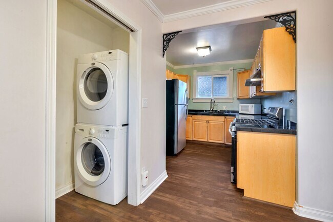 Building Photo - Charming 1924 Bungalow! 3 bedrooms and 1 b...