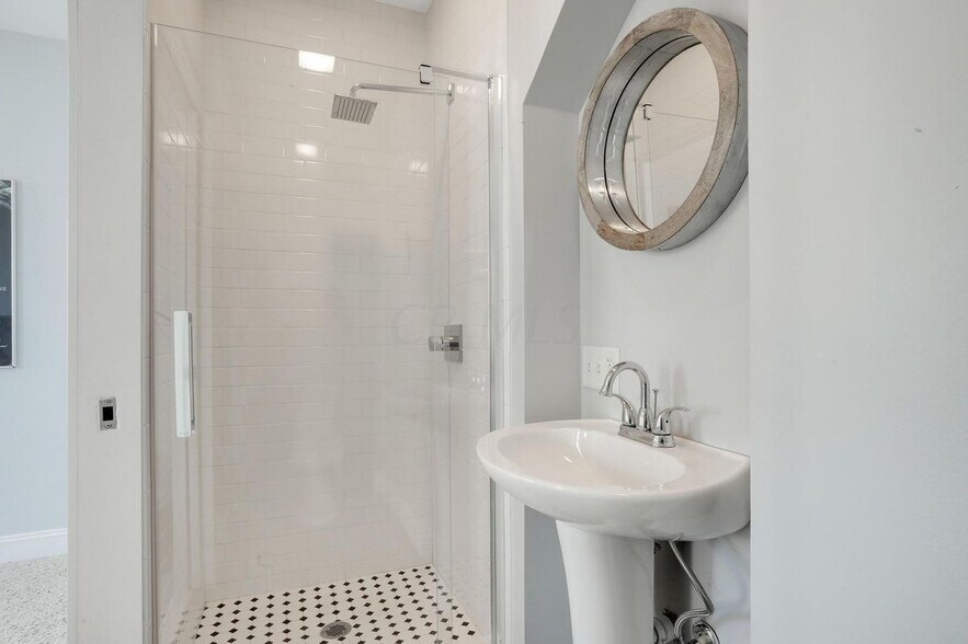 Building Photo - 799 S Lazelle St