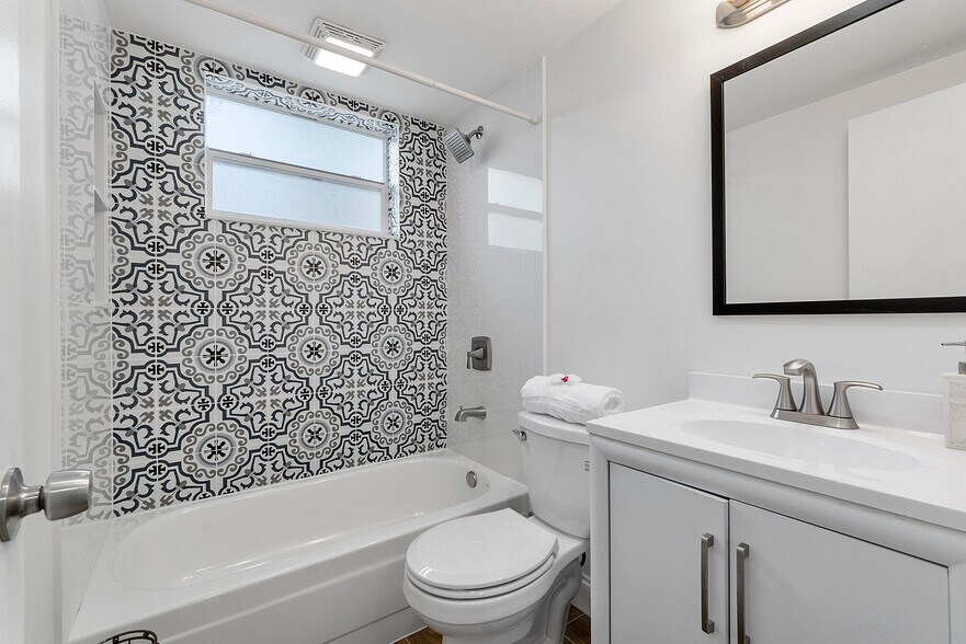 Building Photo - 2250 SE 5th St