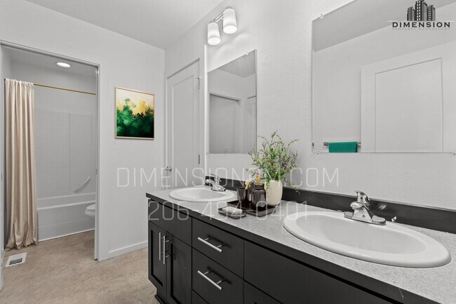 Building Photo - Kent Home