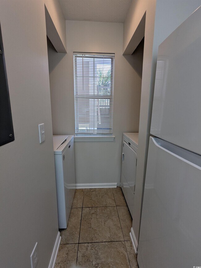 Building Photo - 627 Waterway Village Blvd