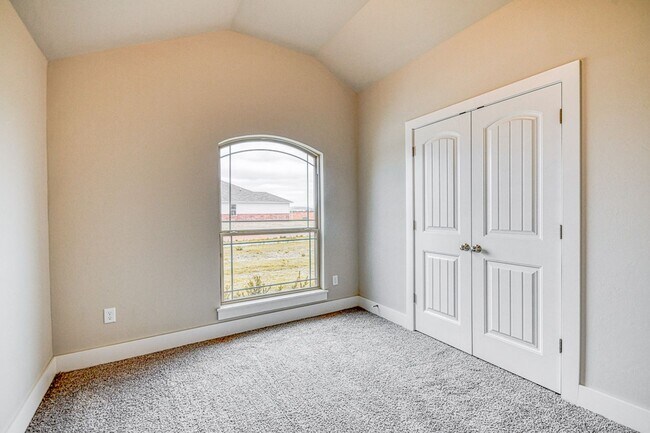 Building Photo - 1016 E Jackrabbit Ln