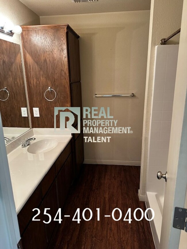 Building Photo - Charming 3-Bedroom, 2.5-Bathroom Duplex in...