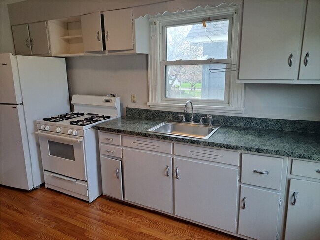 Building Photo - 811 Portland Ave